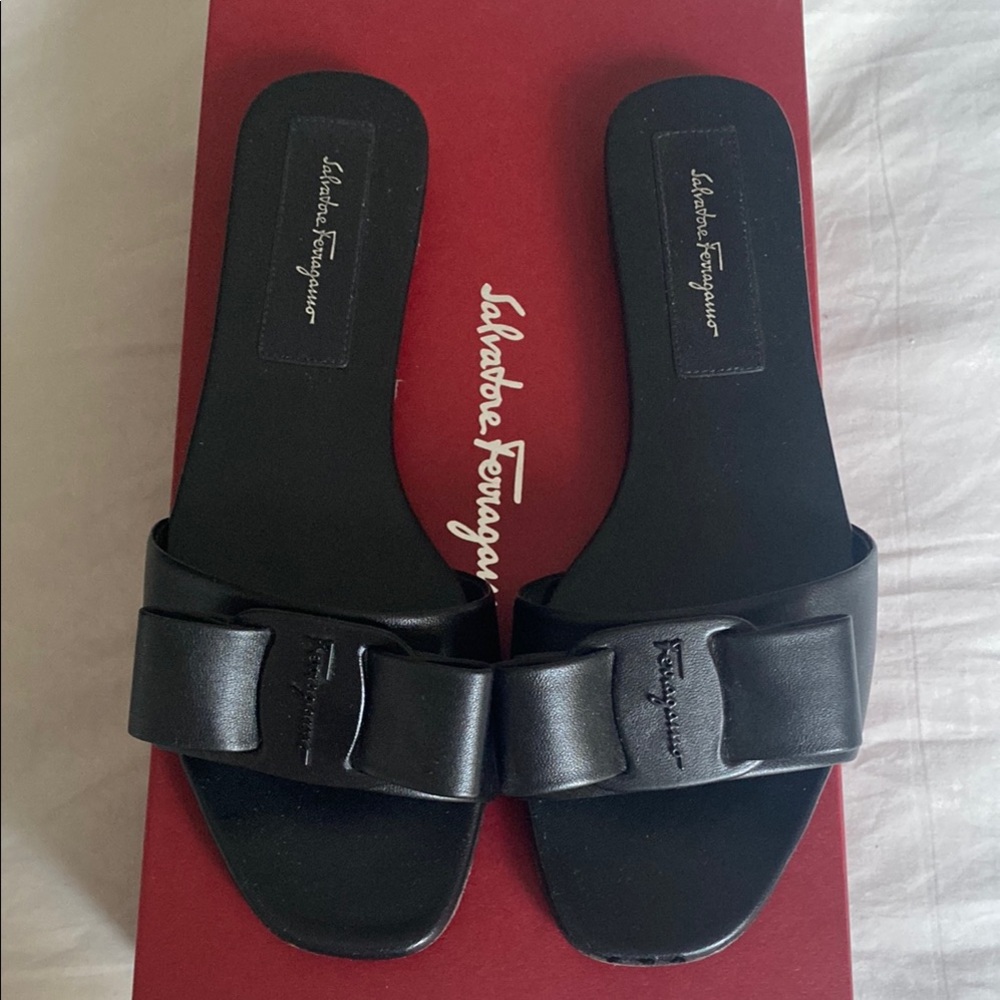 Salvatore Ferragamo Vicky Bow Slides - Nero Napa Calf